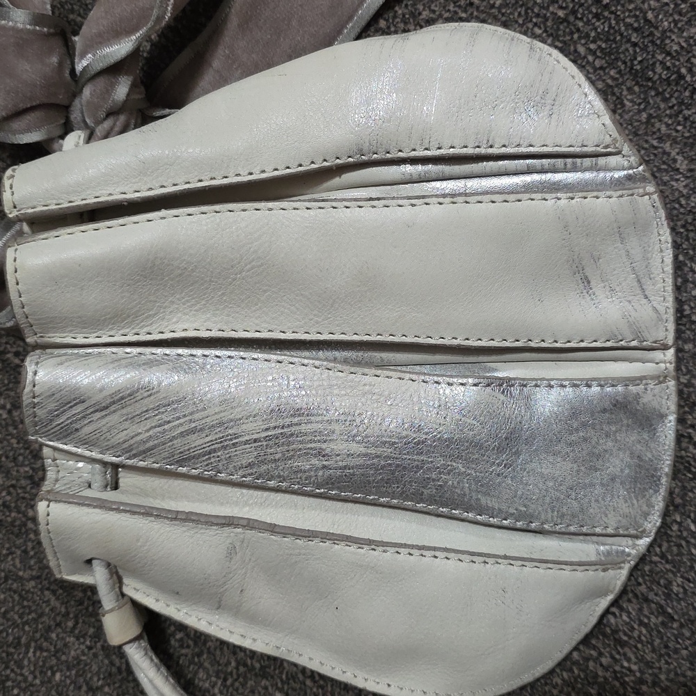 Rare Ann Taylor Elegant Cream and Gray / Silver Wristlet - Picture 6 of 8